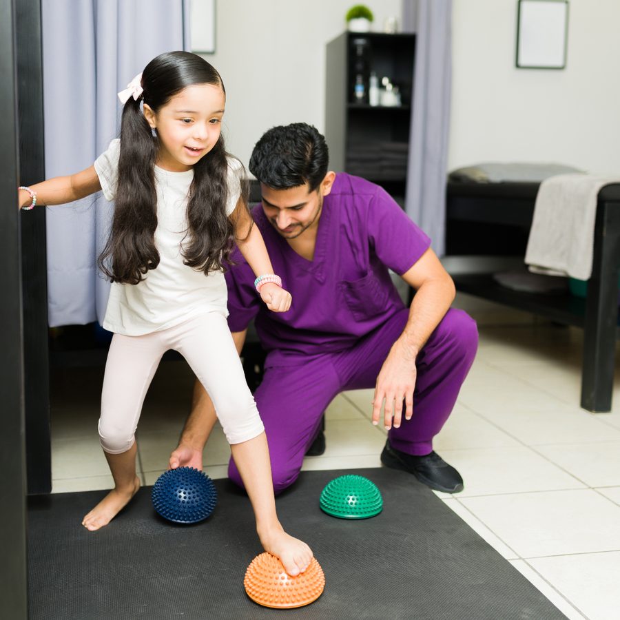 A child practising a functional task with a parent, the model supported by the guideline.